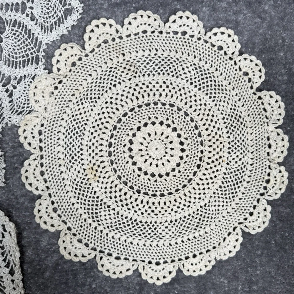 Vintage Lot Of 4 Doilies Round Bell‎ Crochet Delicate - Picture 5 of 12